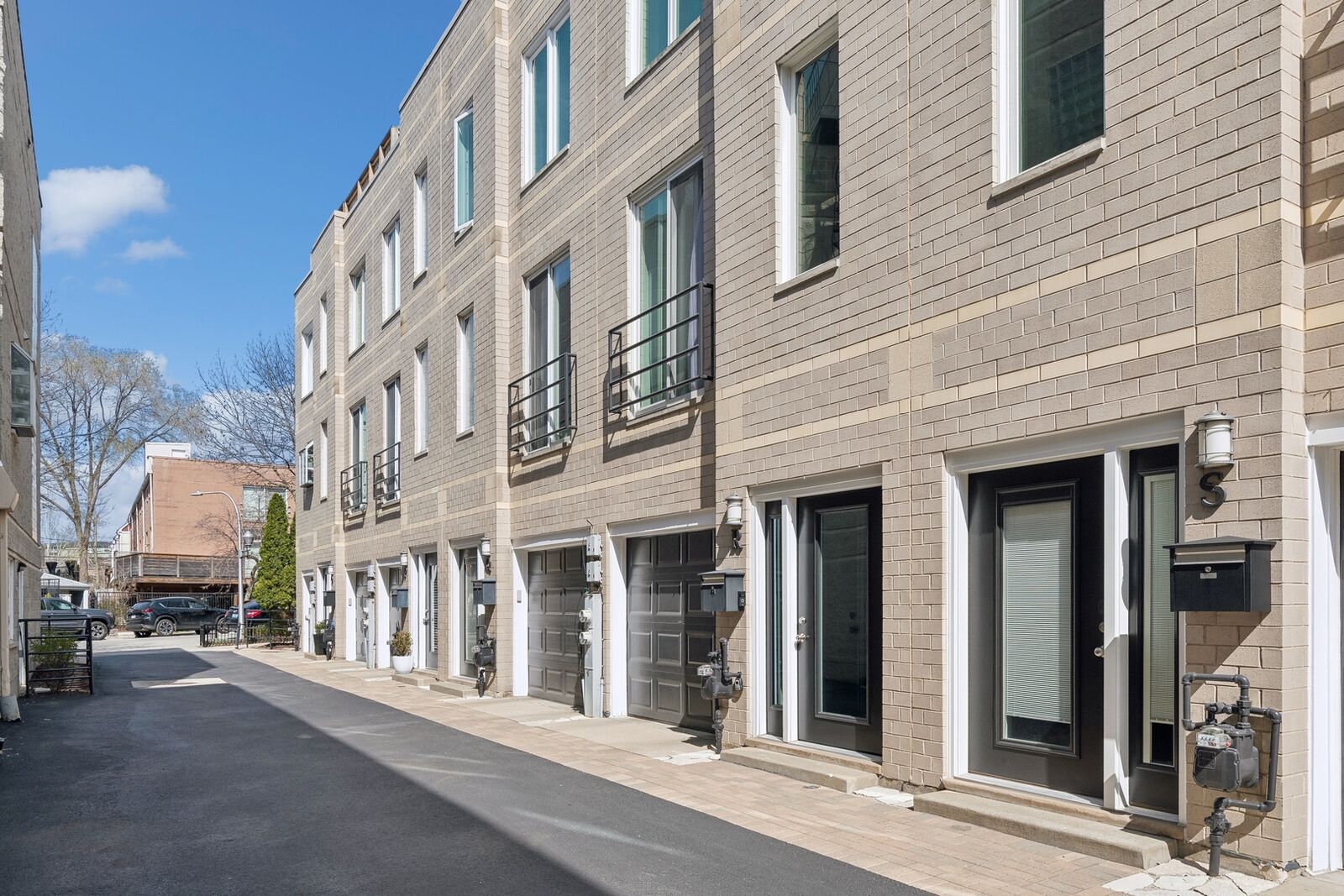 Property Photo:  1145 W Newport Avenue R  IL 60657 