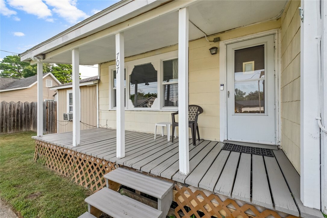 Property Photo:  707 S Hico Street  AR 72761 