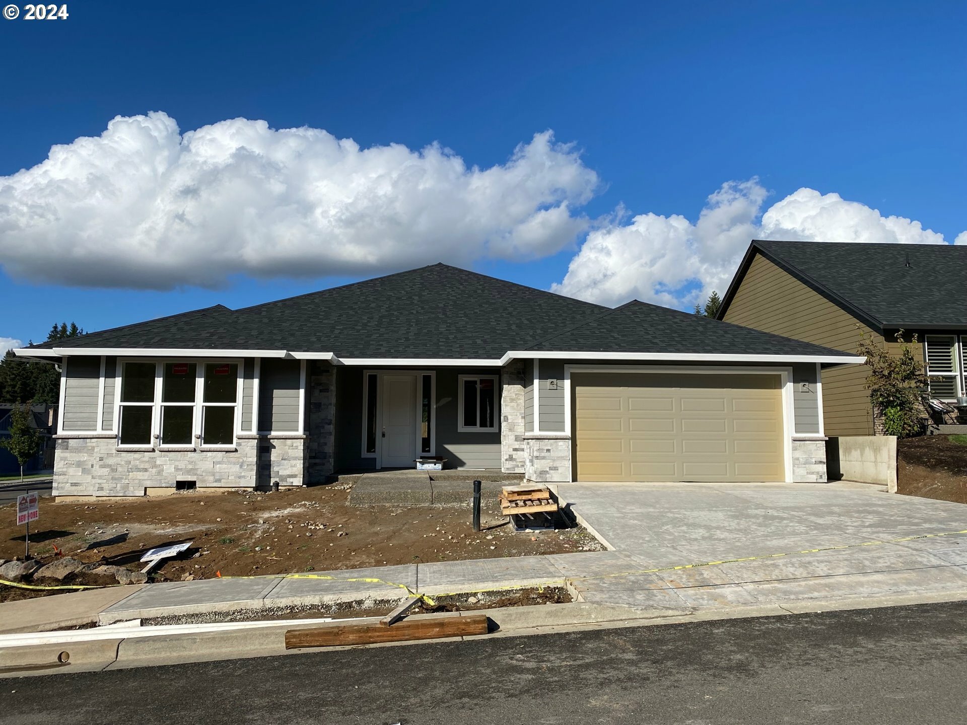Property Photo:  300 NE 28th St  WA 98604 