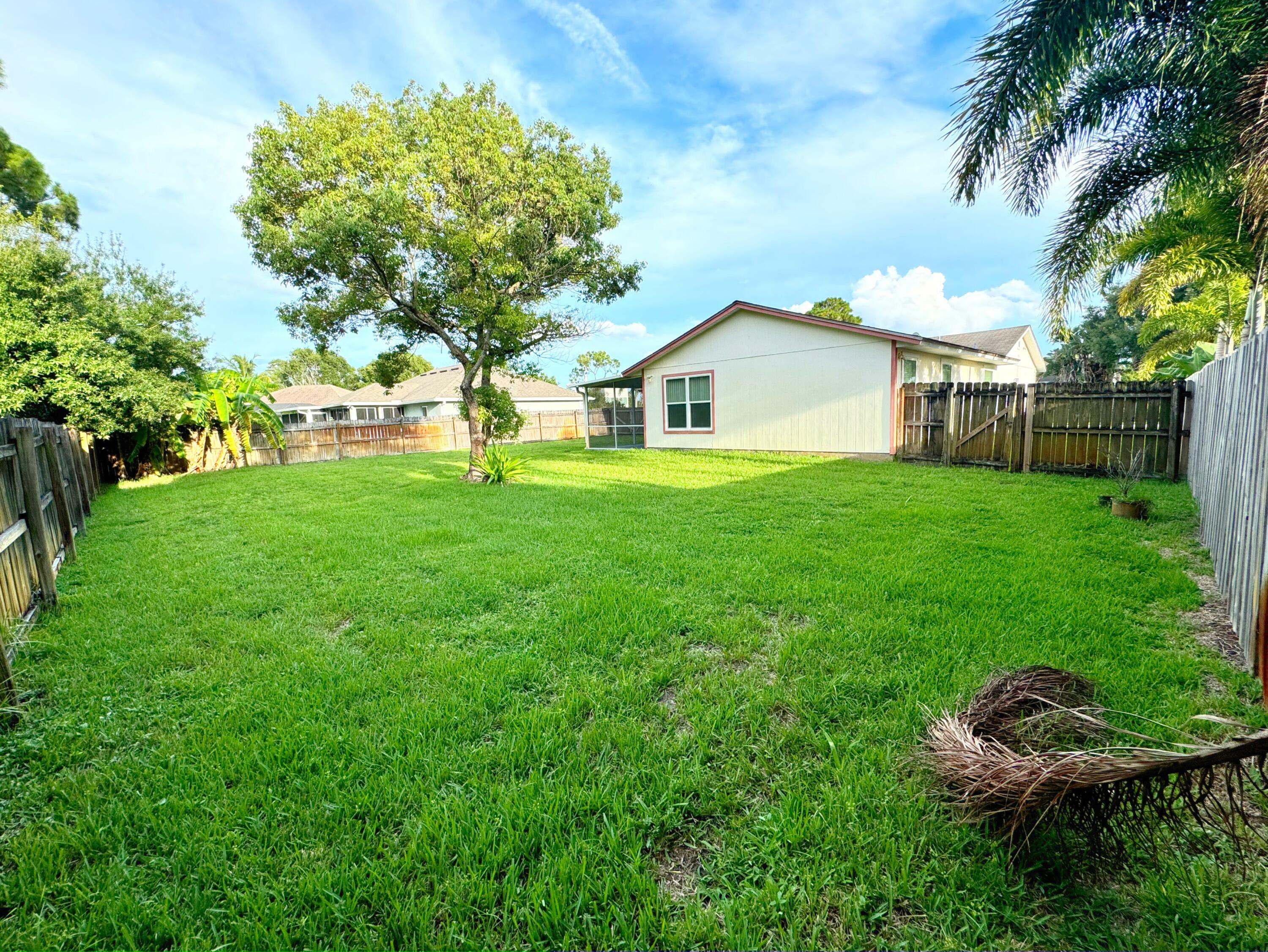 Property Photo:  471 SE Langfield Avenue  FL 34984 