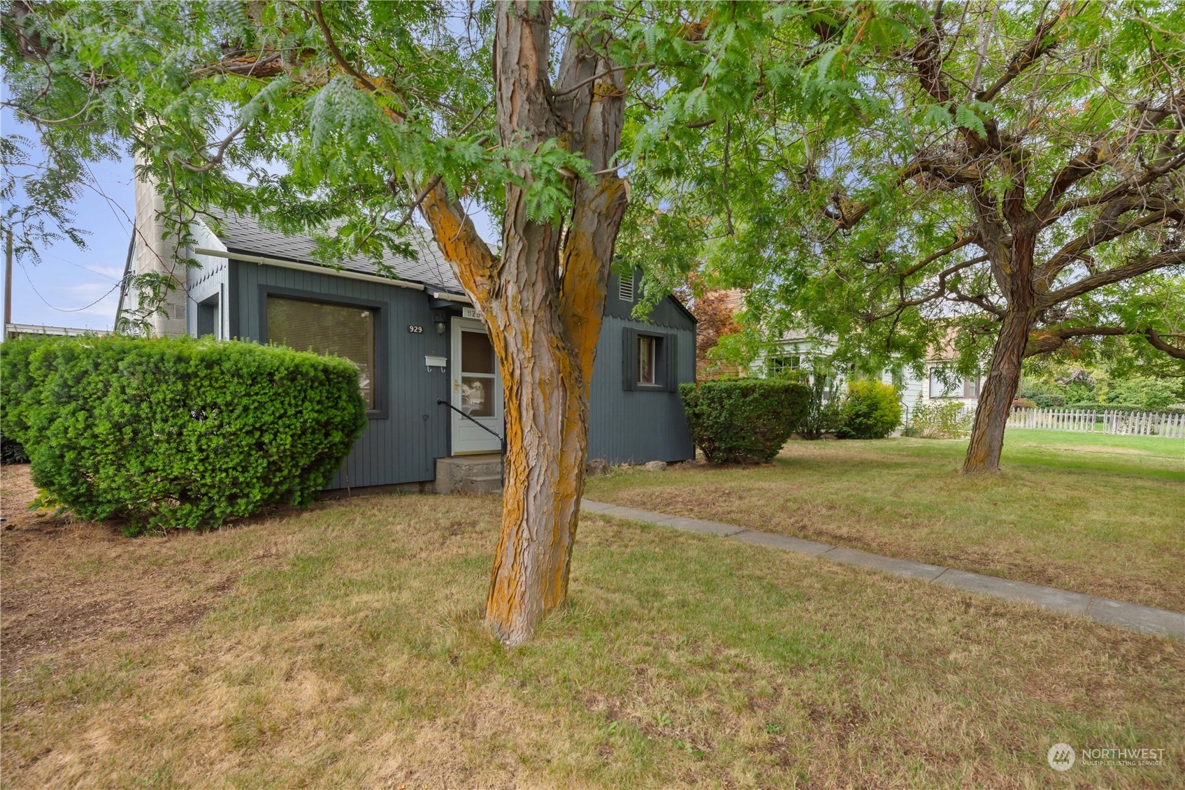 Property Photo:  929 Okanogan Avenue  WA 98801 