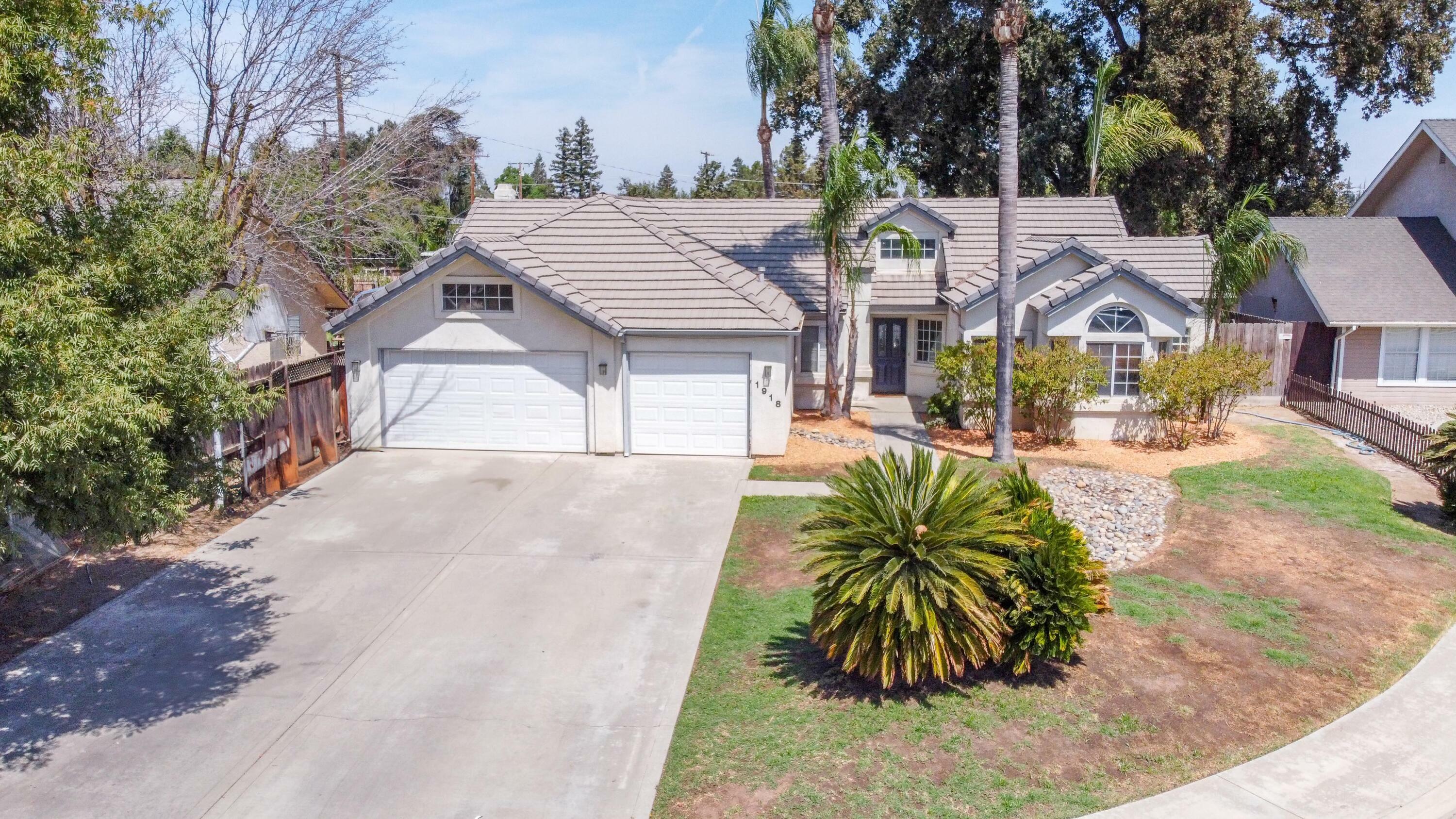 Property Photo: 1918 E Parrish Court CA 93292