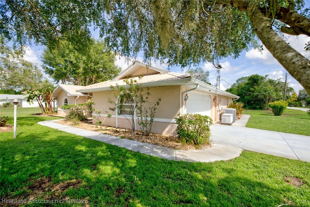 Property Photo:  2900 Thunderbird Road  FL 33872 