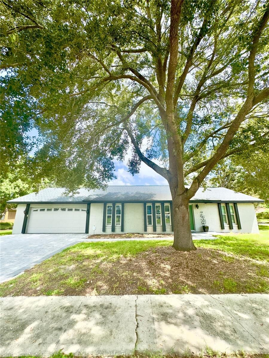Property Photo: 957 Niblick Drive FL 32707