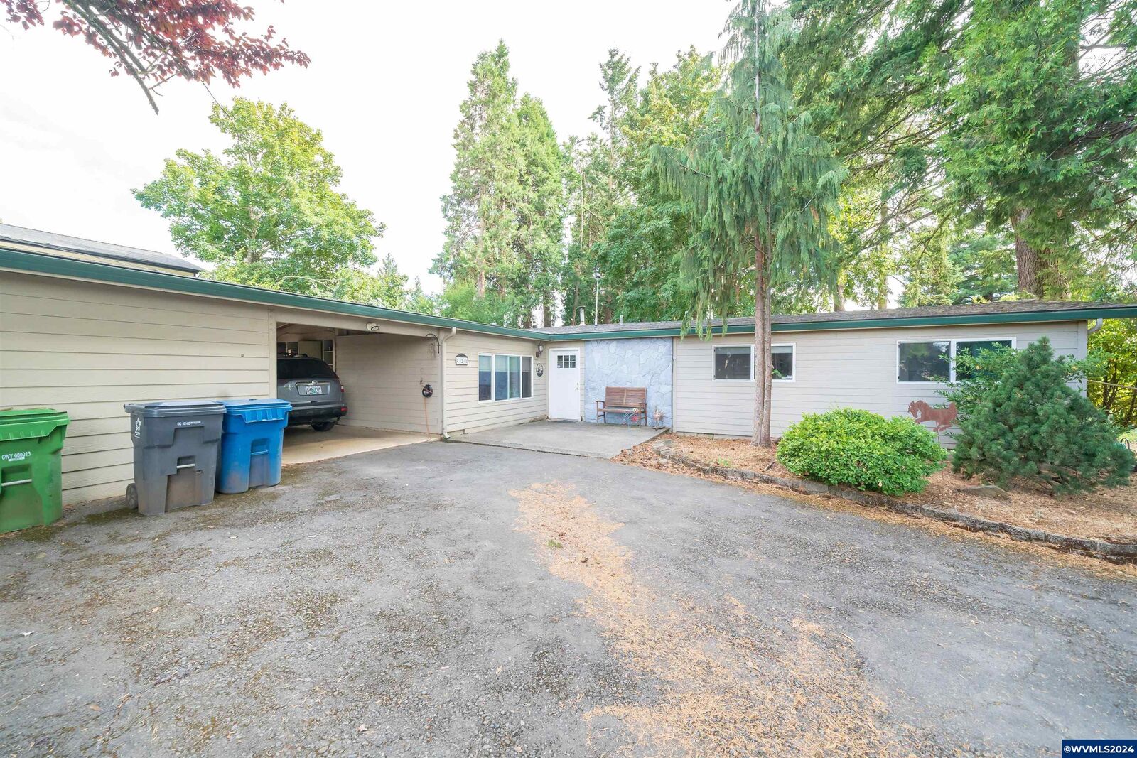 Property Photo: 428 E Regis St OR 97383