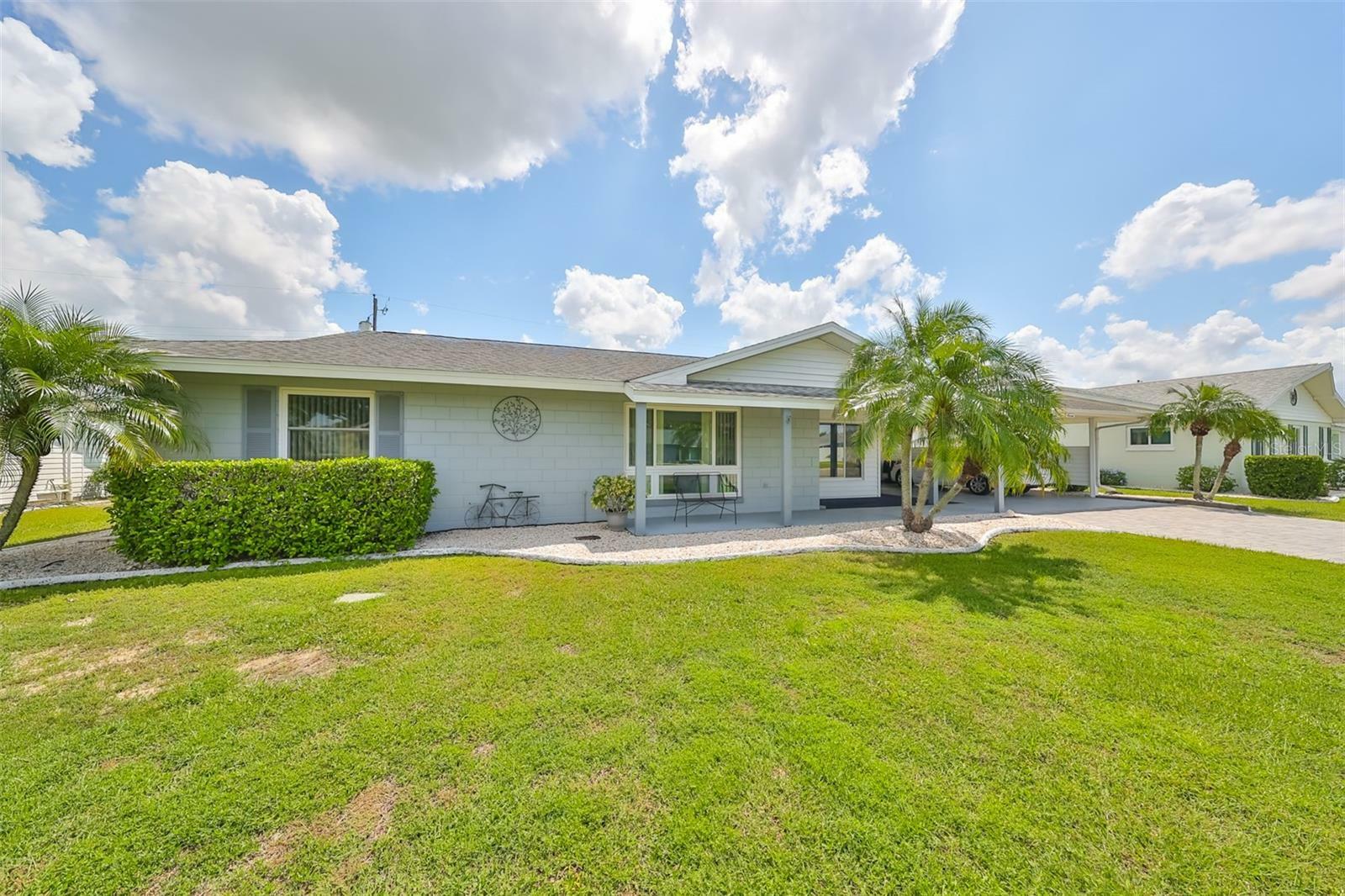 Property Photo:  907 Hacienda Drive  FL 33573 