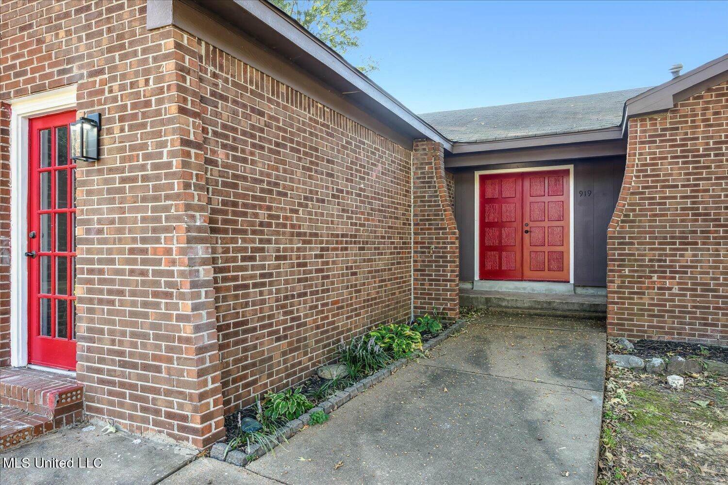 Property Photo:  919 Oaklawn Place  MS 38671 