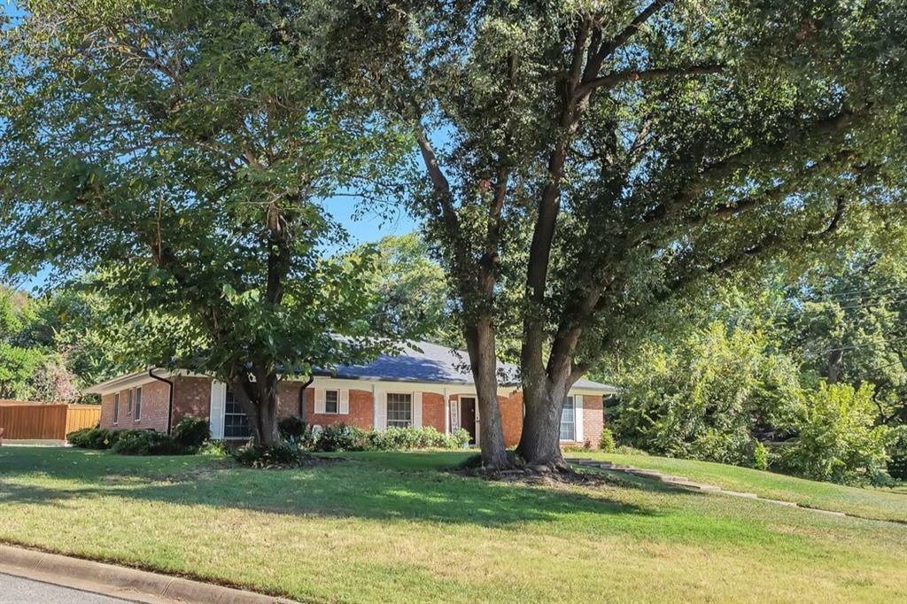 Property Photo:  913 Circle Lane  TX 76022 