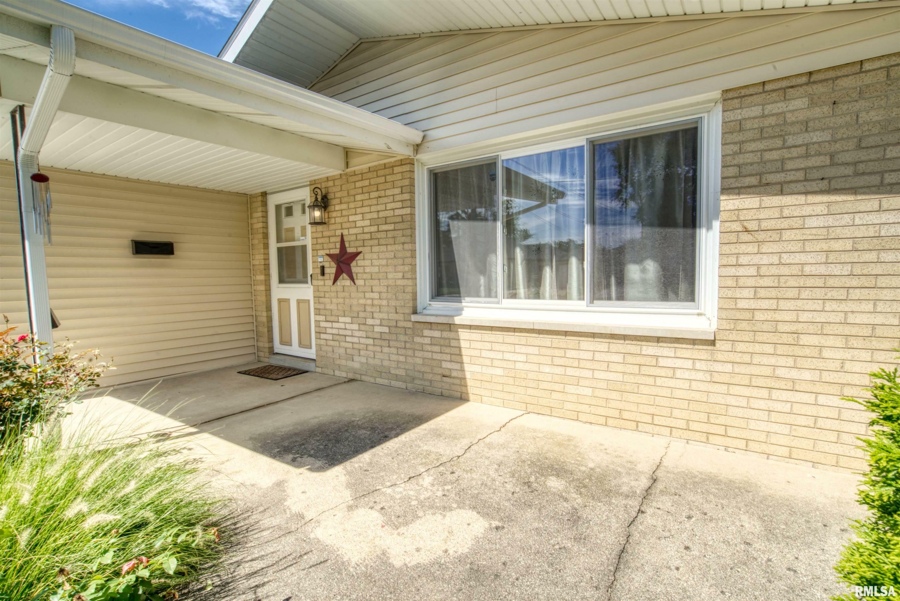 Property Photo:  2213 W Clarke Avenue  IL 61604 