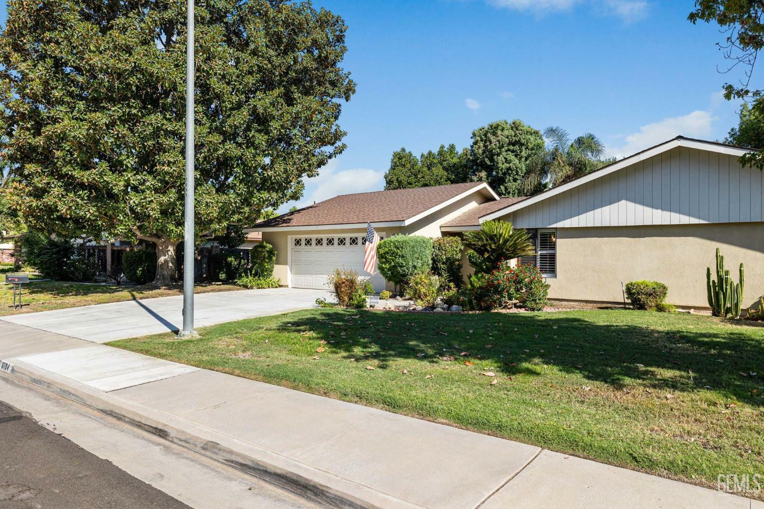 Property Photo:  6104 Indian Wells Avenue  CA 93309 