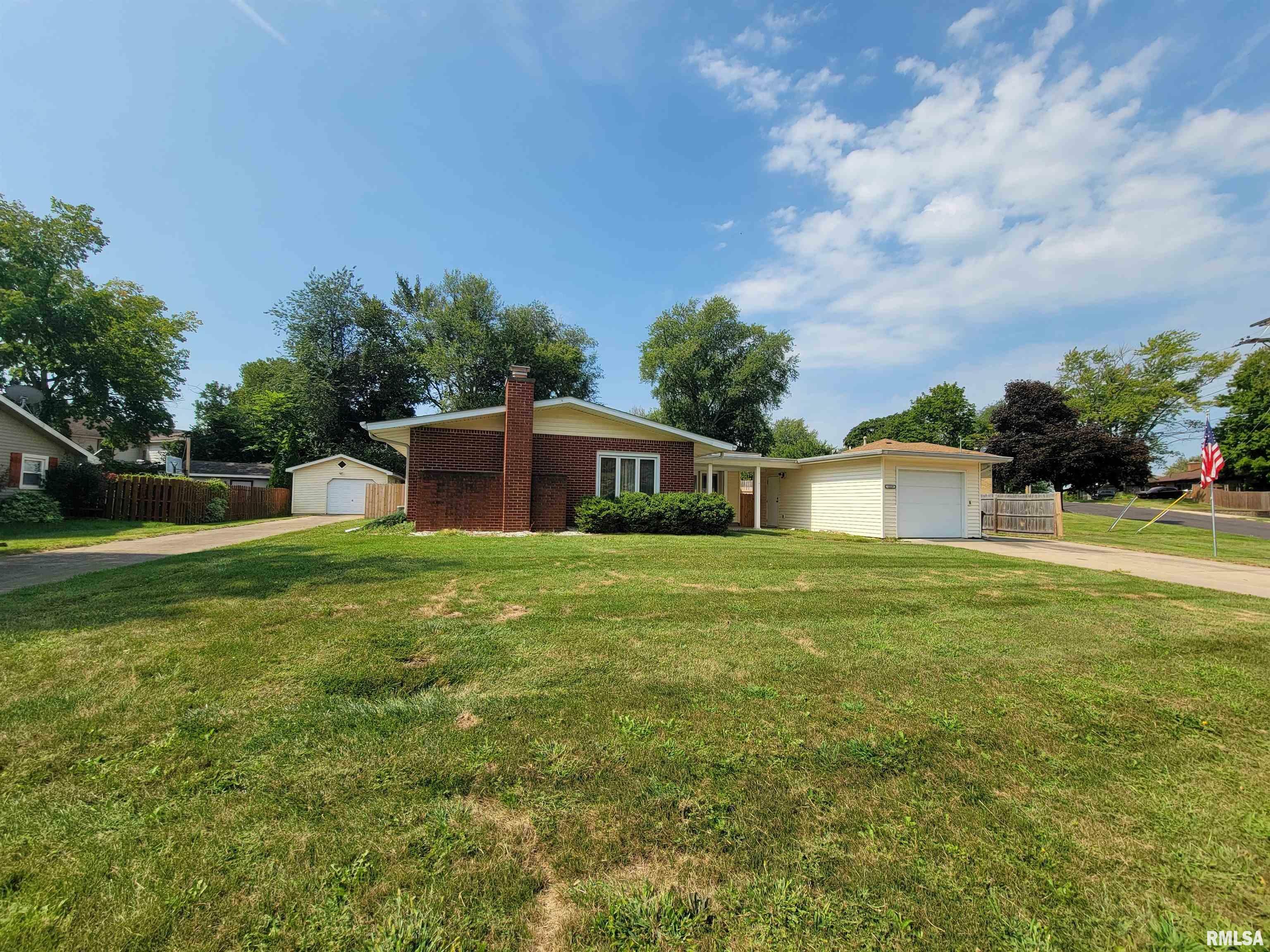 Property Photo:  1319 Hilltop Drive  IL 61554 