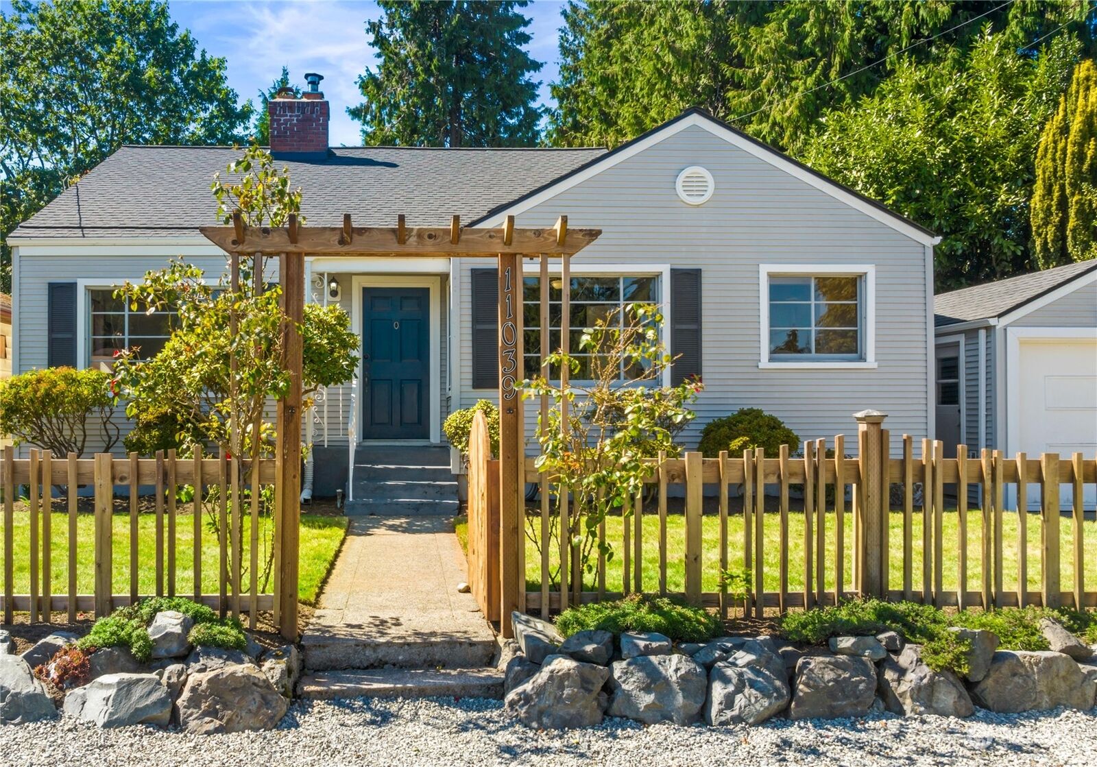 Property Photo: 11039 Dayton Avenue N WA 98133