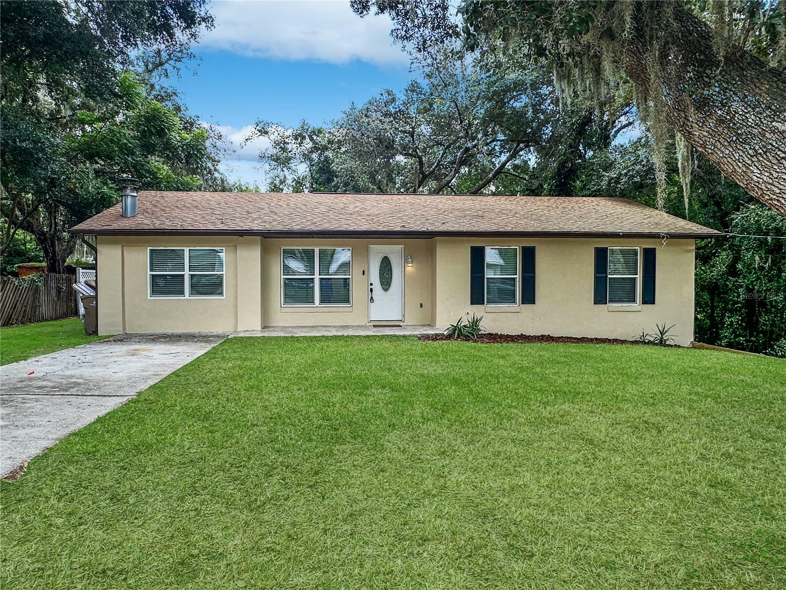 Property Photo:  915 Kentucky Boulevard  FL 32726 