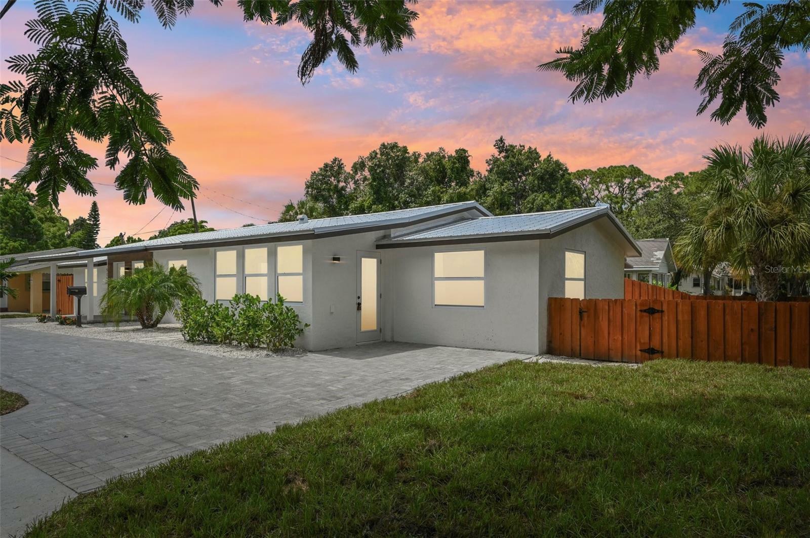 Property Photo:  515 N Osprey Avenue  FL 34236 