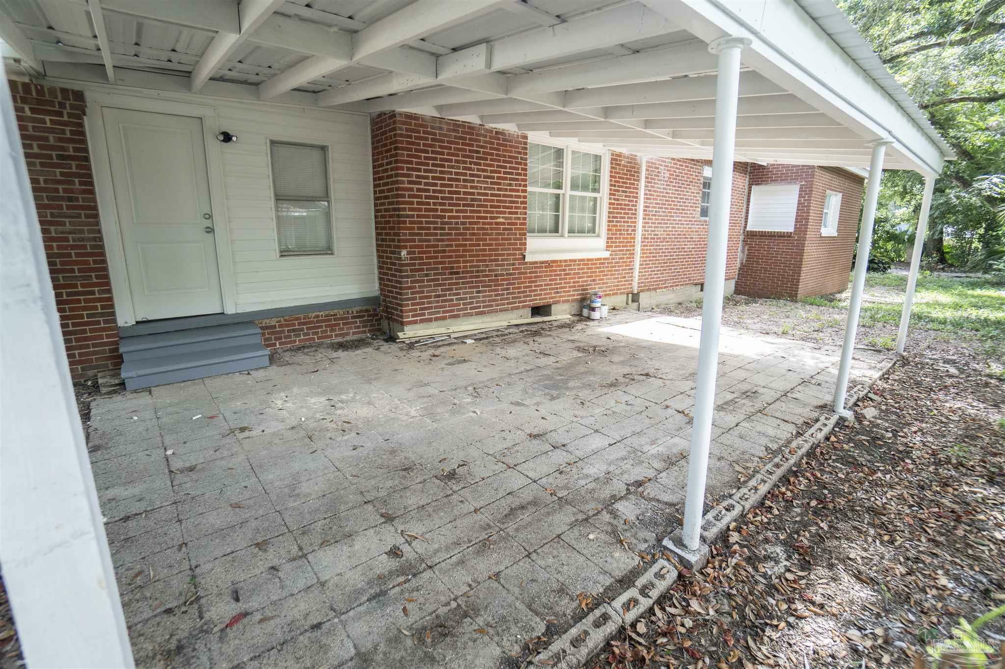 Property Photo:  601 N Green St  FL 32505 