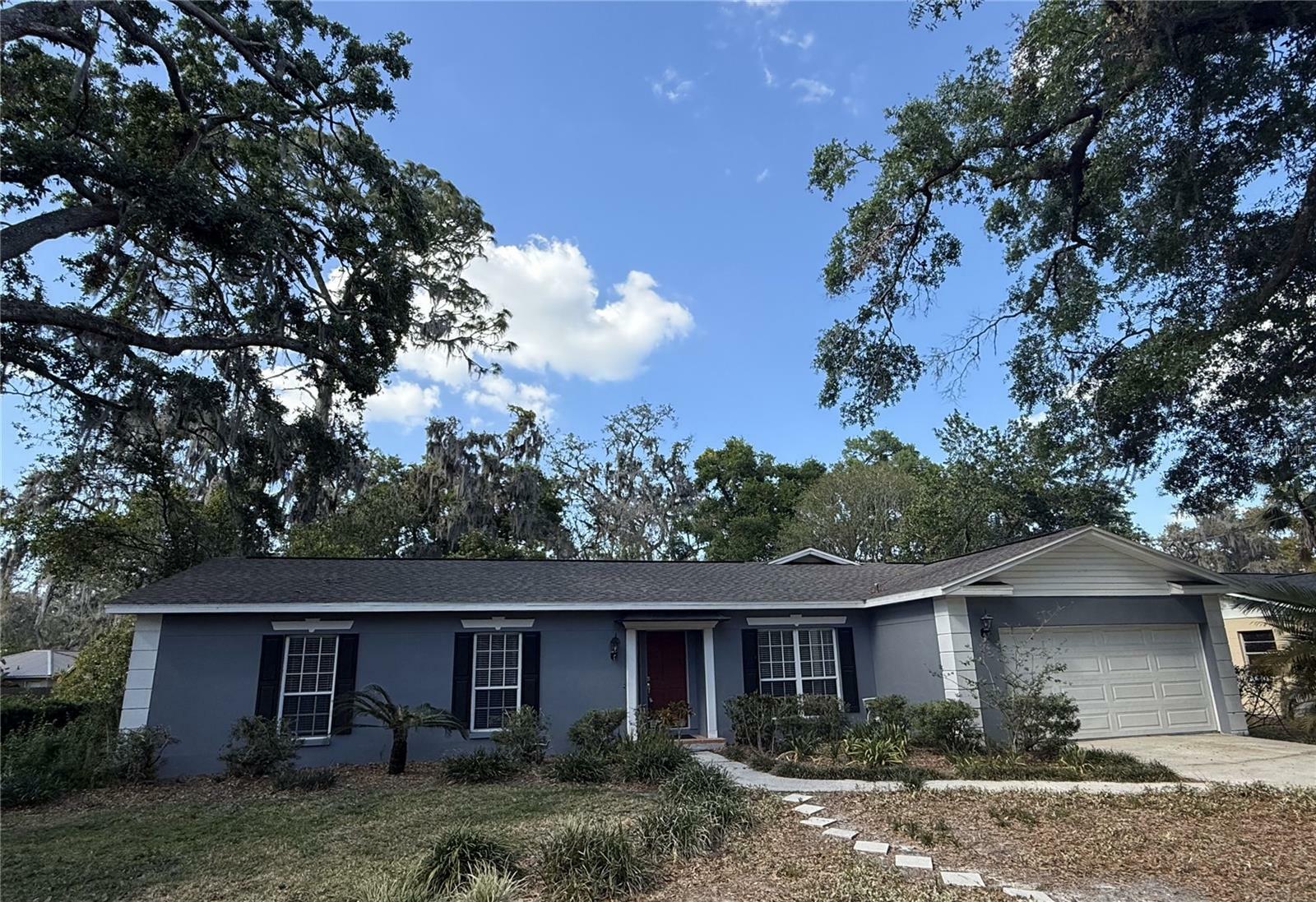 Property Photo: 6924 Greenhill Place FL 33617