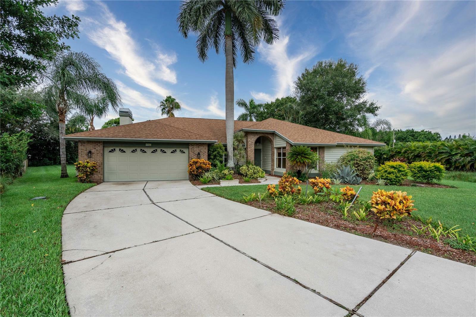 Property Photo:  4988 Fallcrest Circle  FL 34233 