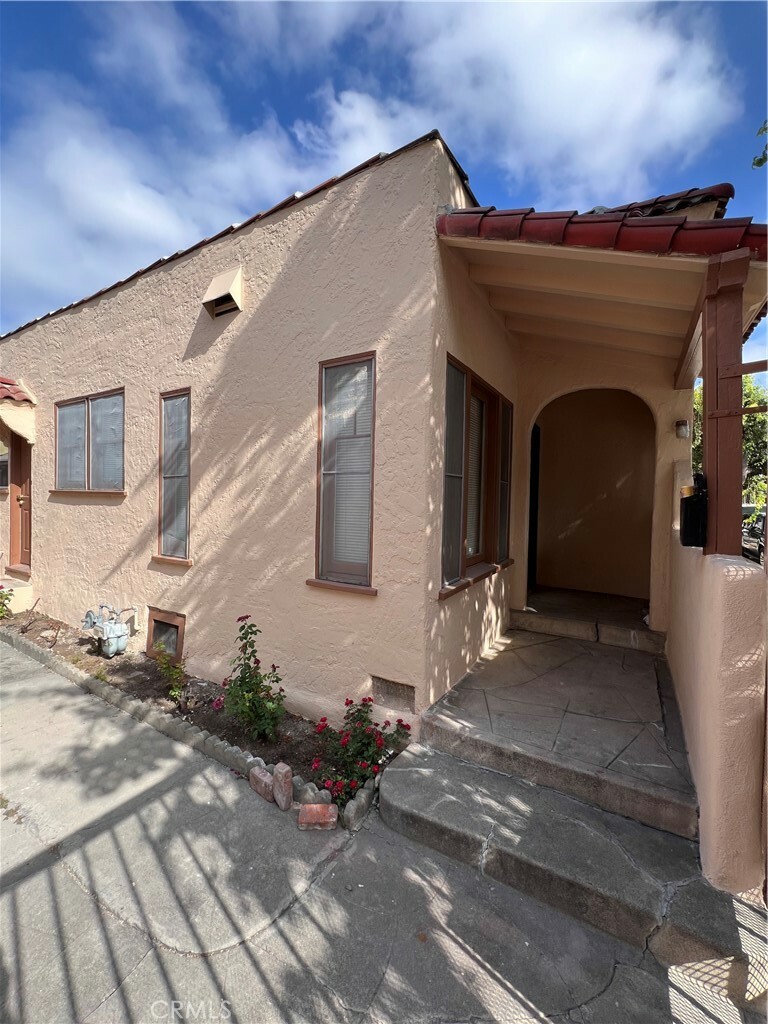 Property Photo:  1141 1/2 Gordon Street  CA 90038 