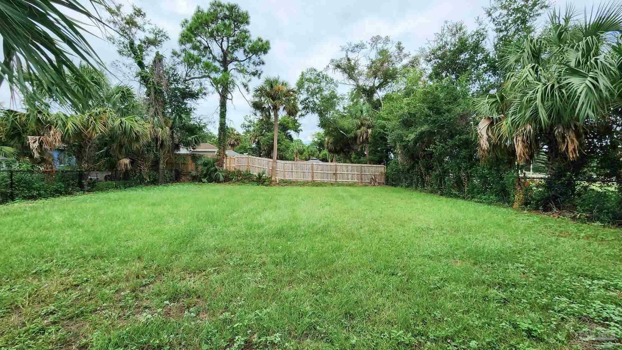 Property Photo:  717 N L St  FL 32501 