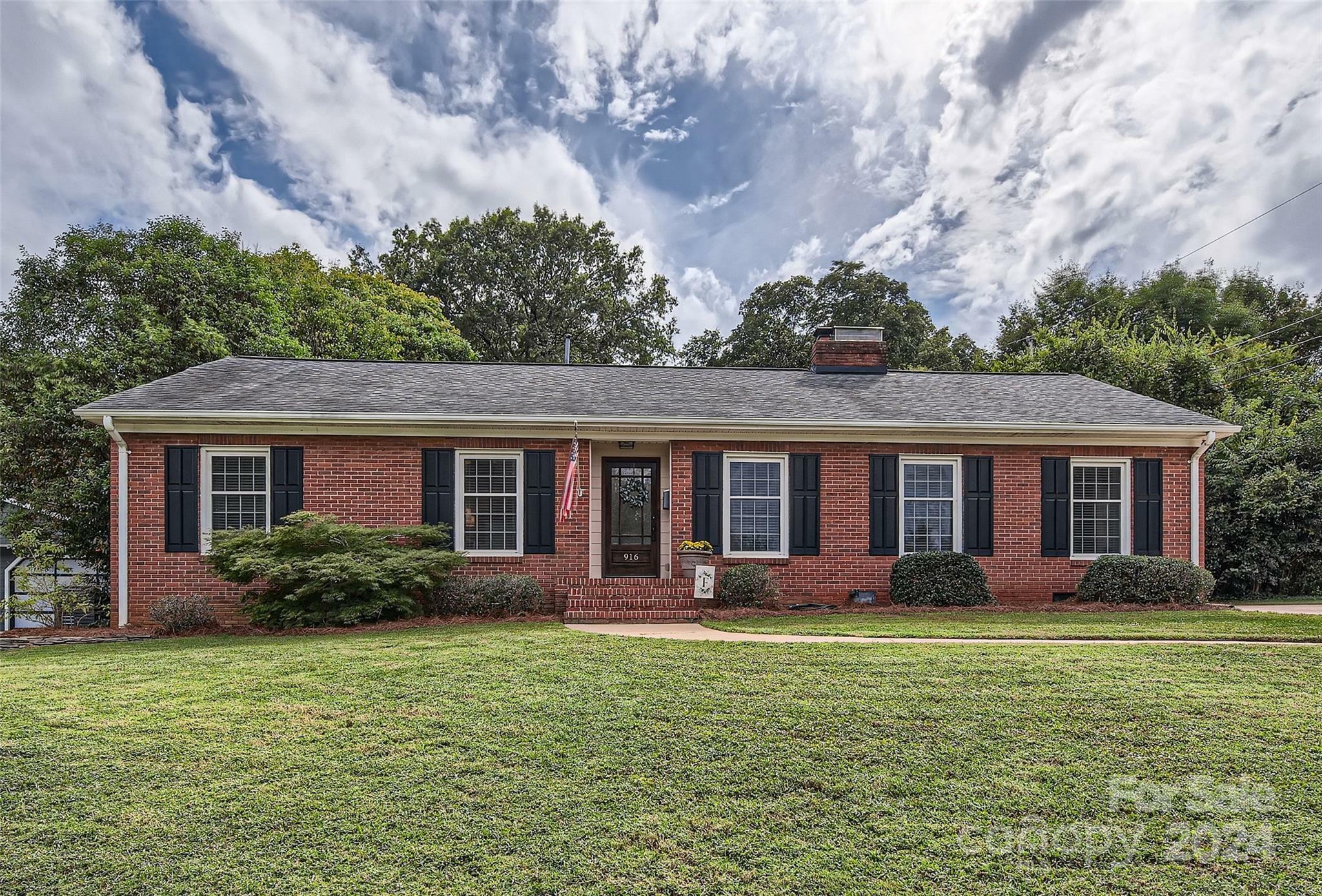 Property Photo: 916 Fairbanks Road NC 28210