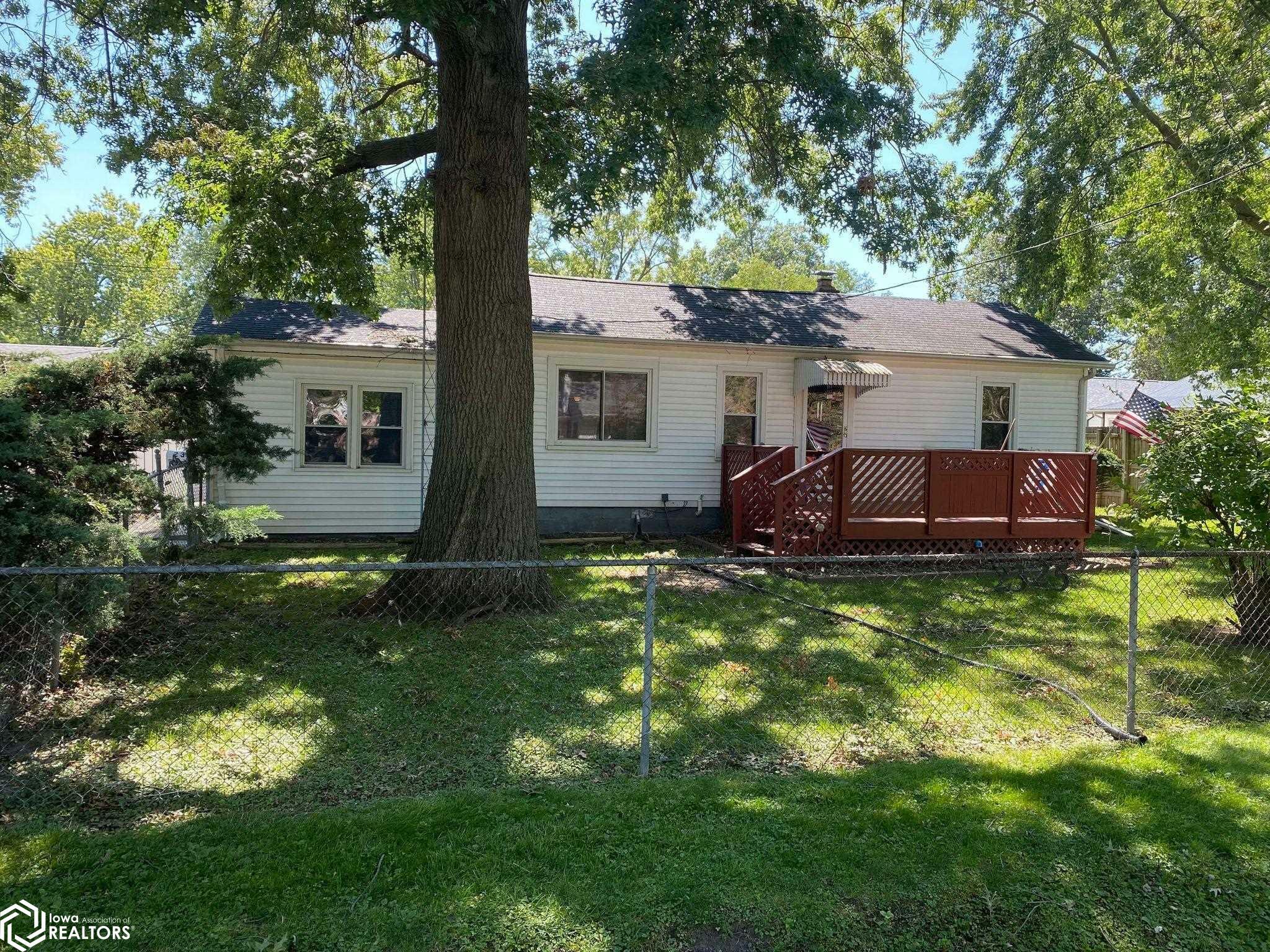 Property Photo:  2325 Vineyard Street  IA 52601 