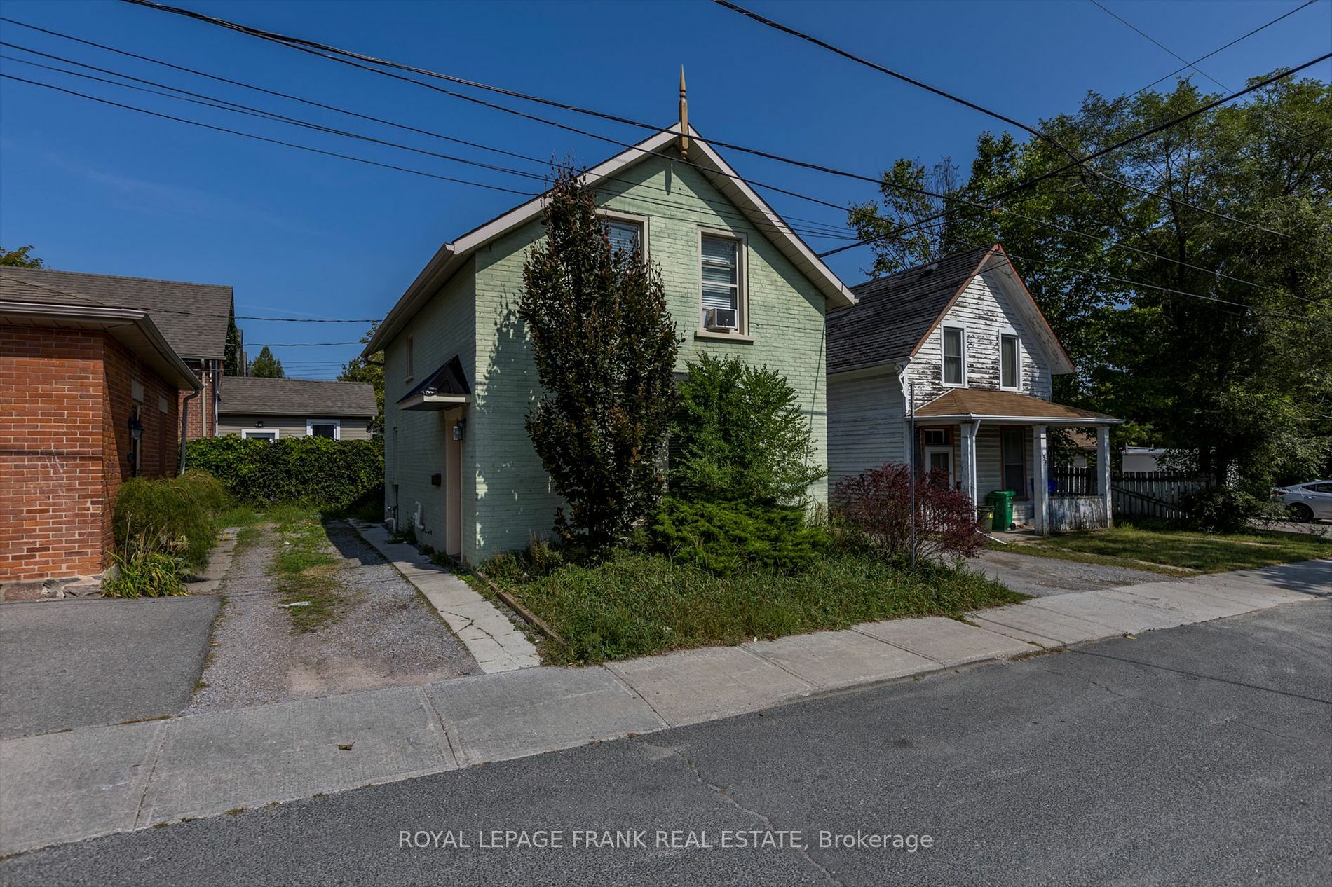 Property Photo:  140 Antrim St  ON K9H 3G3 