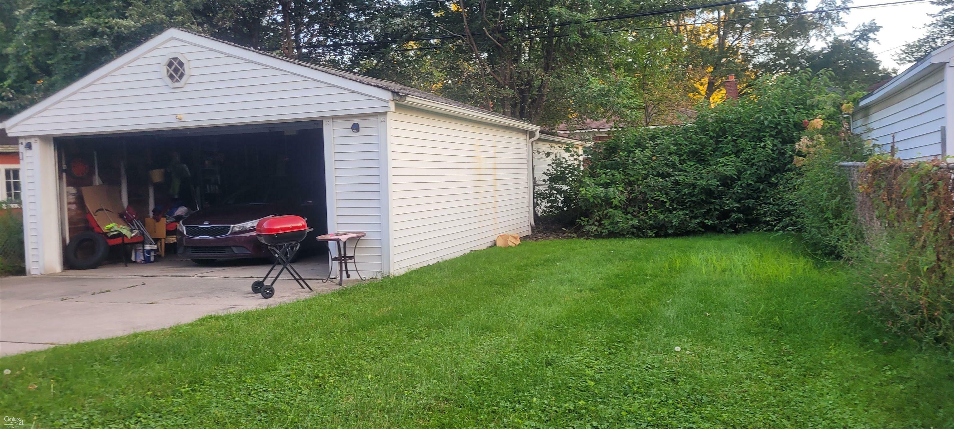 Property Photo:  20506 Lochmoor  MI 48225-1750 