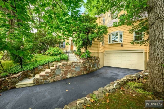 Property Photo:  335 Harding Drive  NJ 07079 