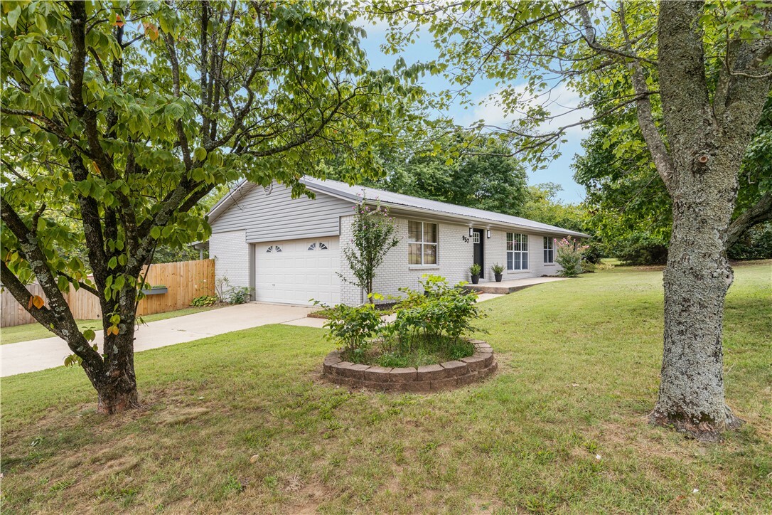 Property Photo:  957 E Township Street  AR 72703 