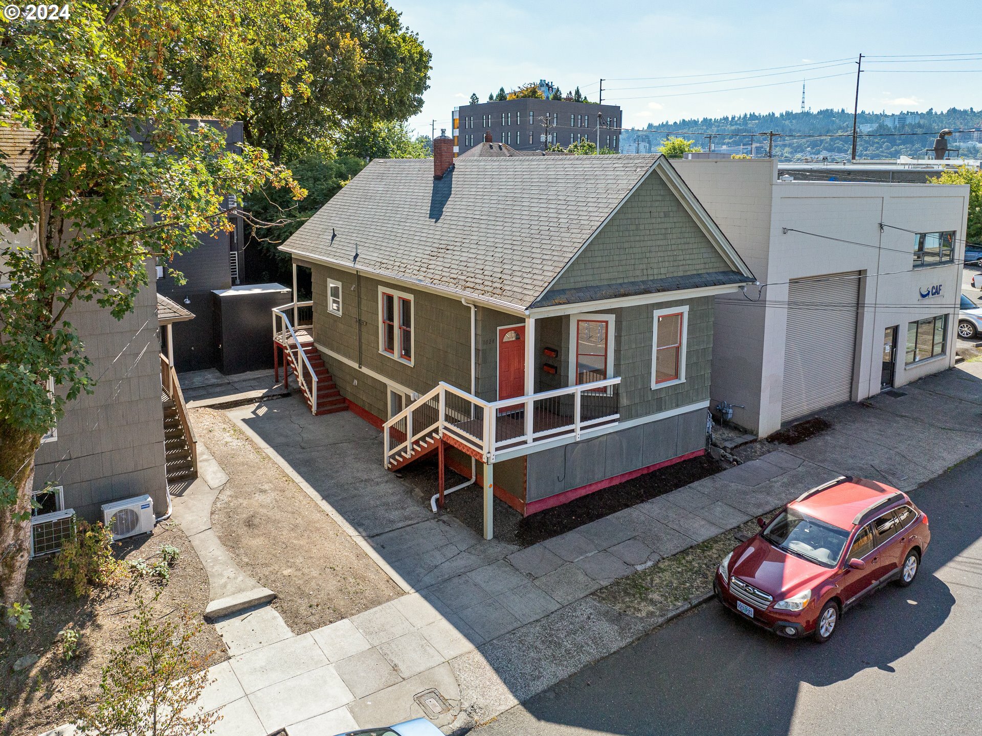 Property Photo:  1024 SE Sherman St  OR 97214 