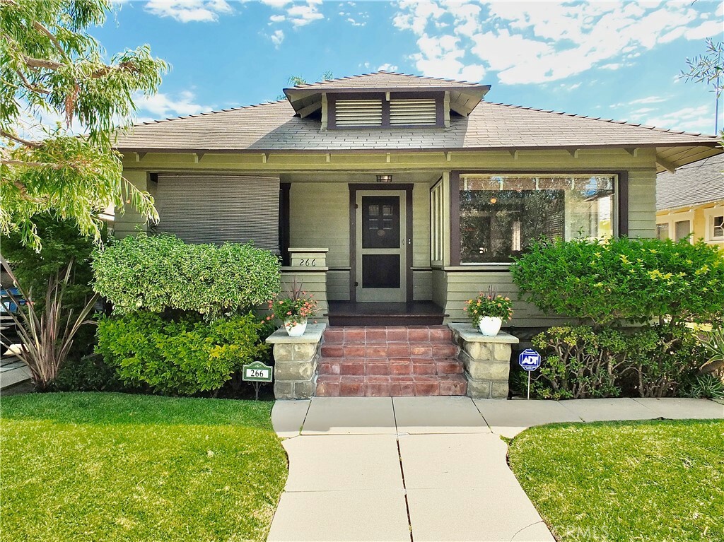 Property Photo:  266 Kennebec Avenue  CA 90803 