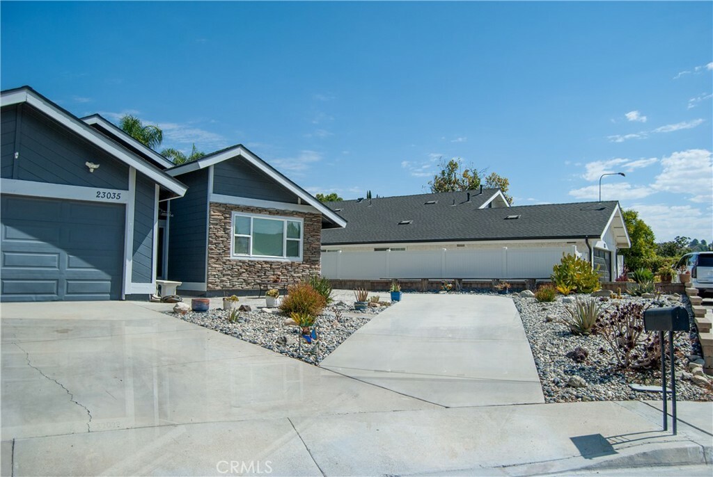 Property Photo:  23035 Willow View Circle  CA 91354 