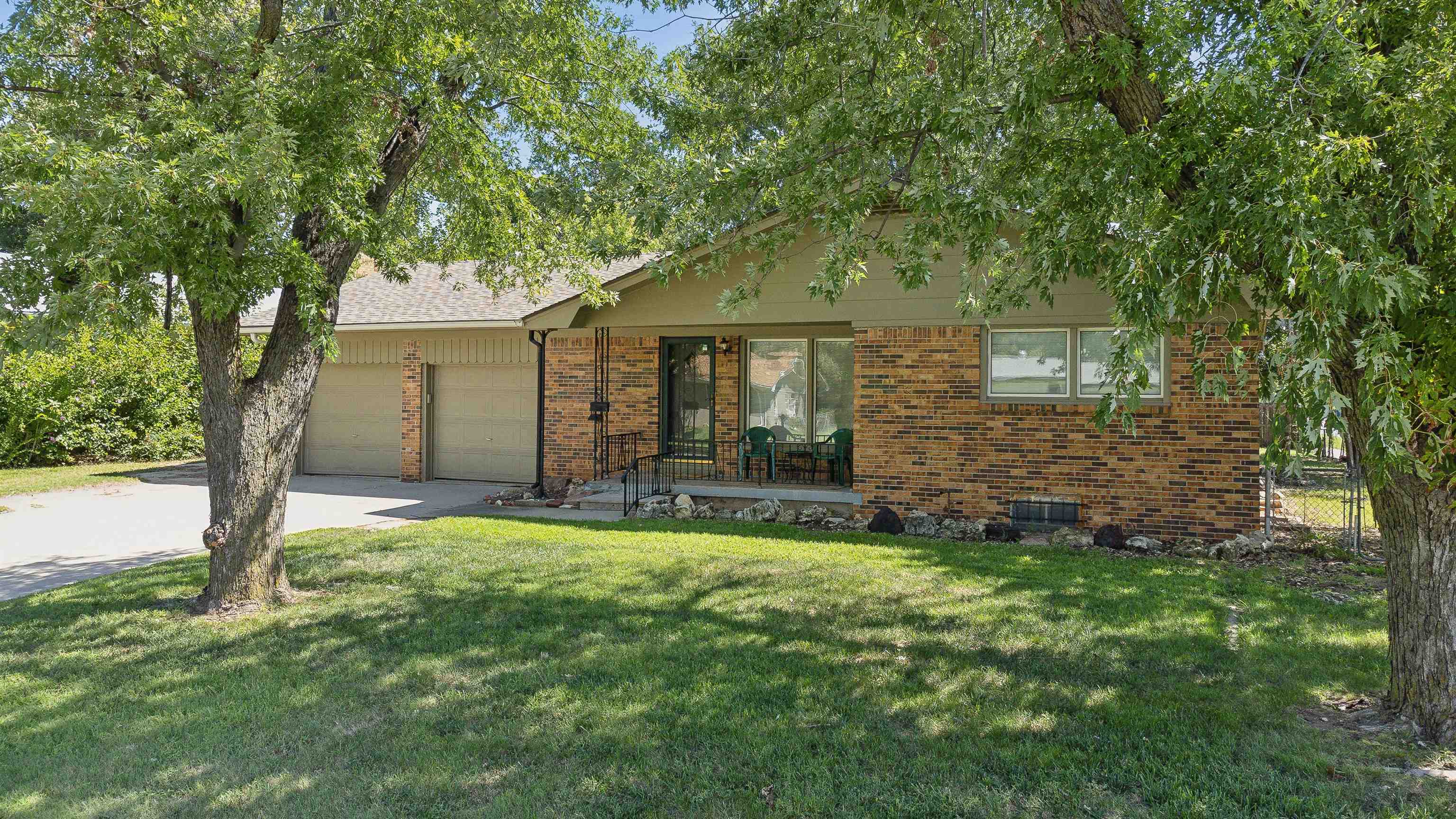 Property Photo:  700 N Valleyview Ln  KS 67212 