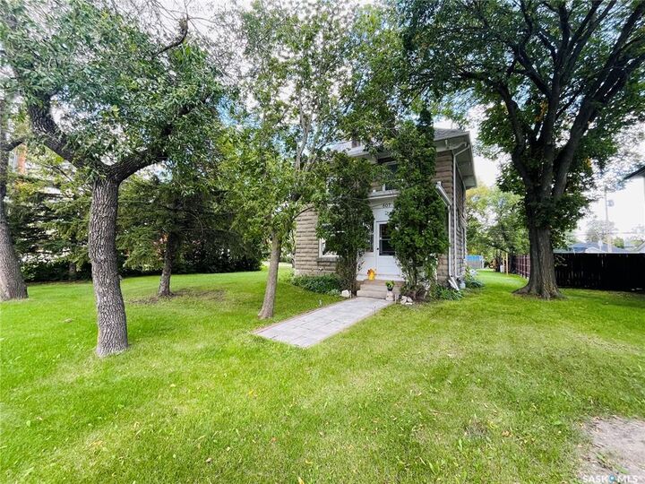 Property Photo: 807 Gordon Street SK S0G 3N0