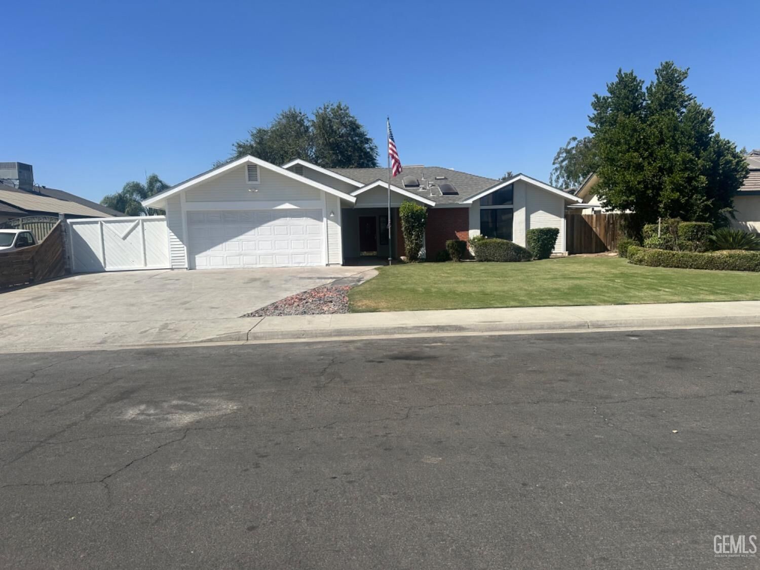 Property Photo: 11108 Lonon Avenue CA 93312