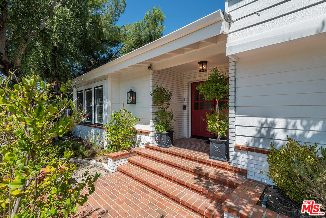 Property Photo:  4410   Cezanne Ave  CA 91364 