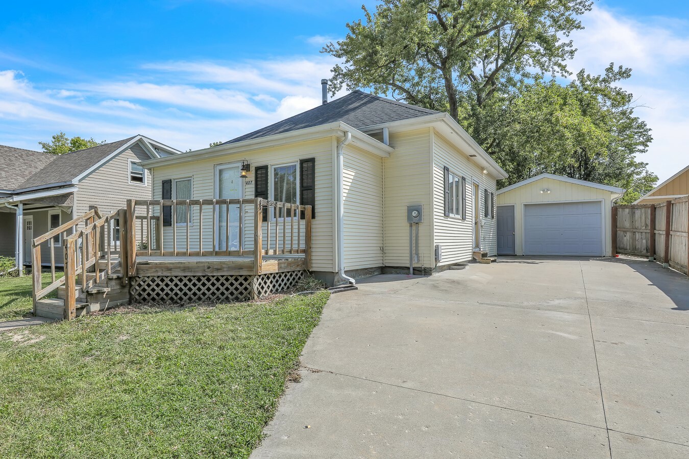 Property Photo:  407 Columbus Street  IA 50219 