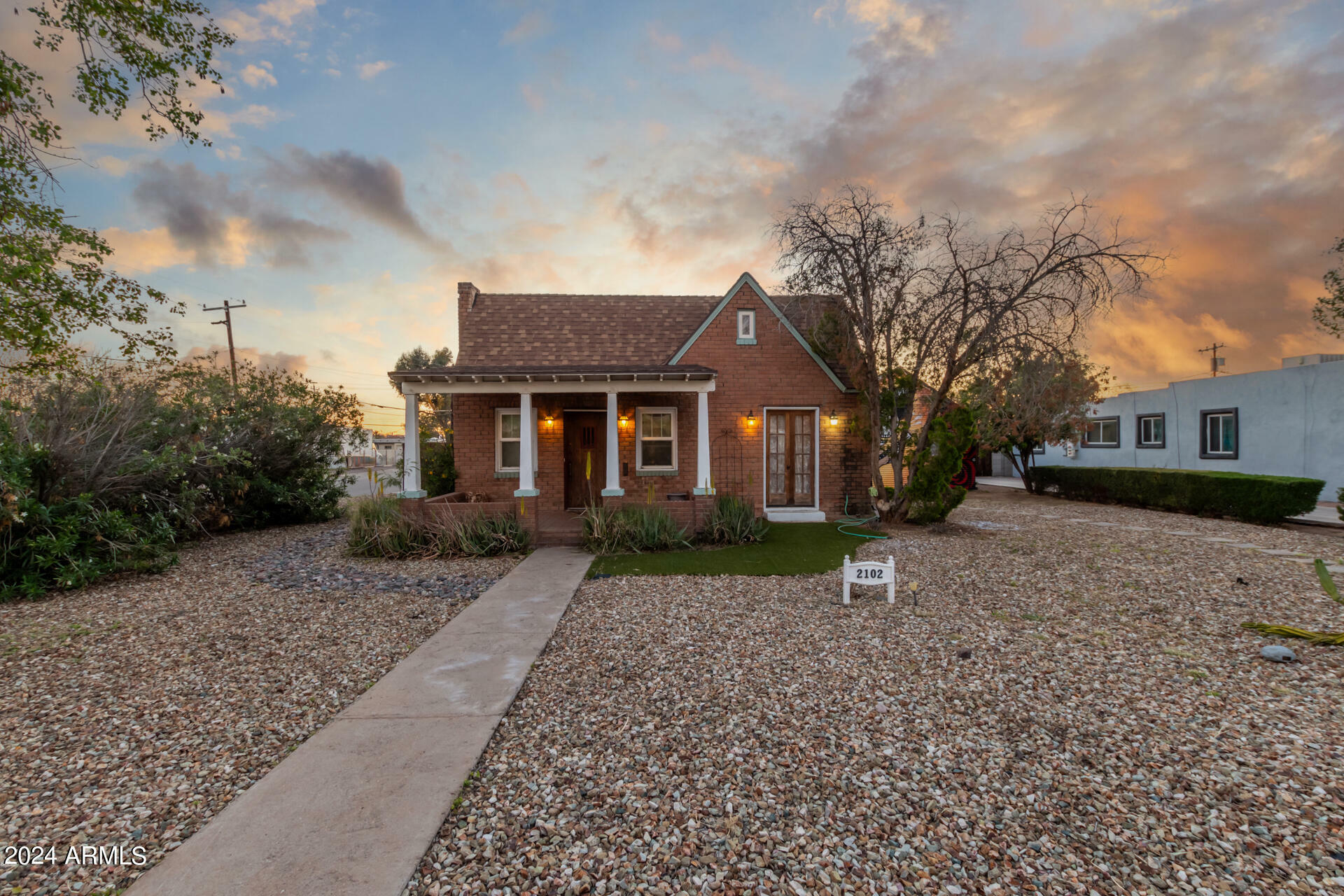 Property Photo:  2102 N 24th Place  AZ 85008 