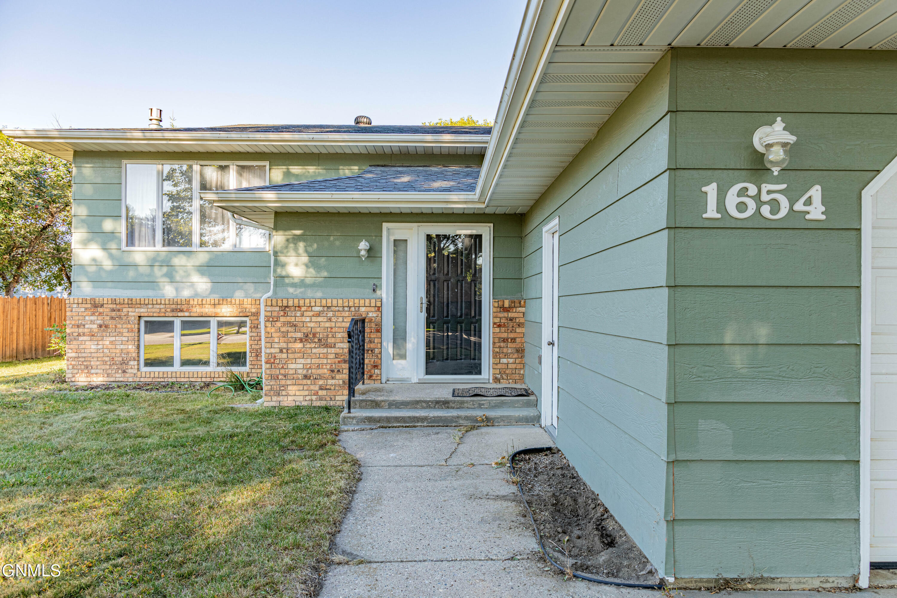 Property Photo:  1654 Pocatello Drive  ND 58504 