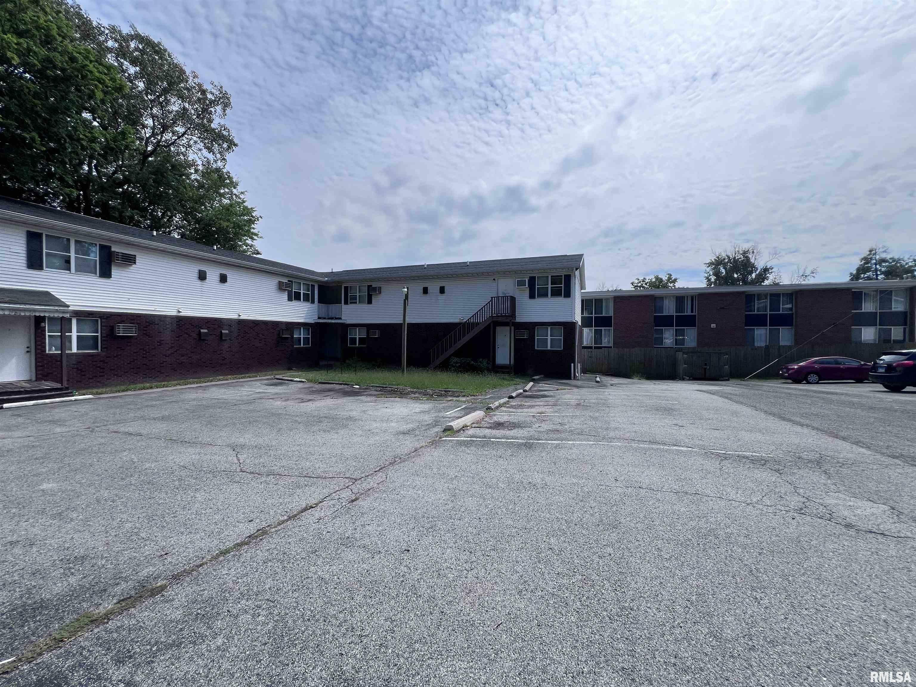 Property Photo: 605 W College Street 607, 609 IL 62901