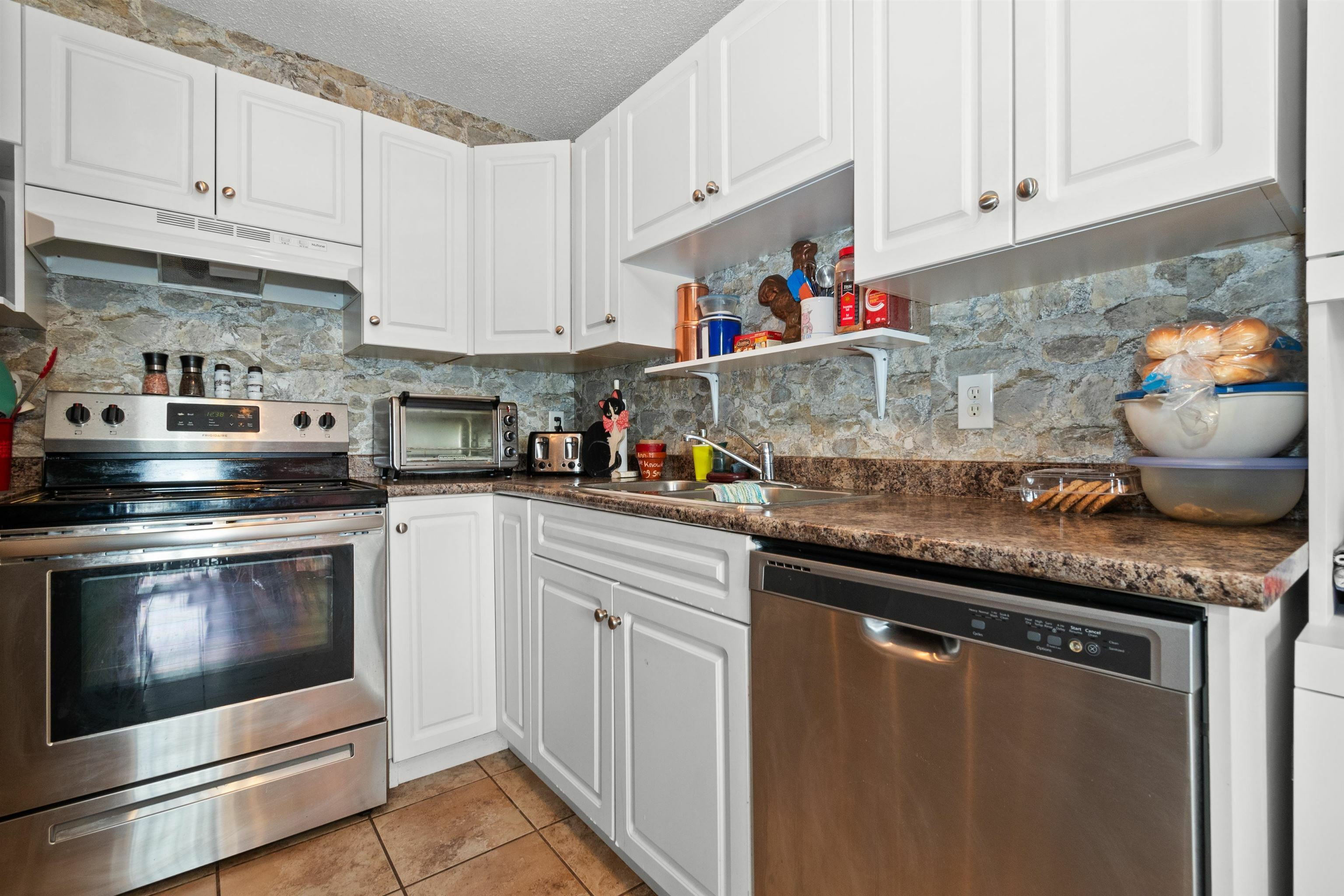 Property Photo:  46260 Harford Street 7  BC V2P 2W3 