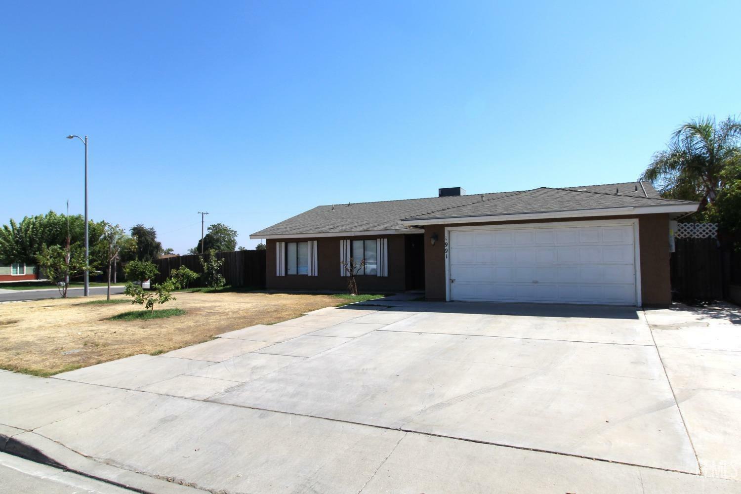 Property Photo:  1901 Springfield  CA 93304 