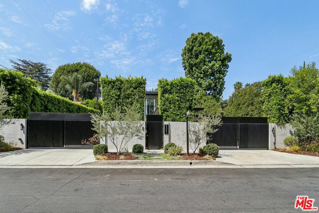 Property Photo:  5301   Amestoy Ave  CA 91316 