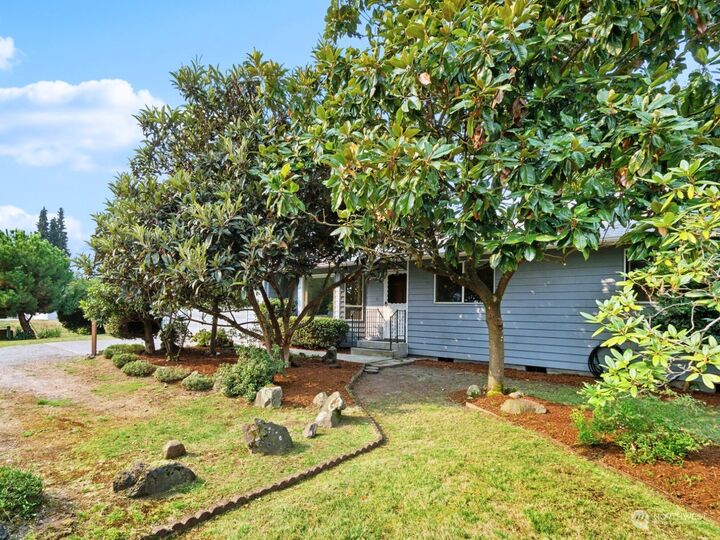 Property Photo:  717 8th St NE  WA 98002 