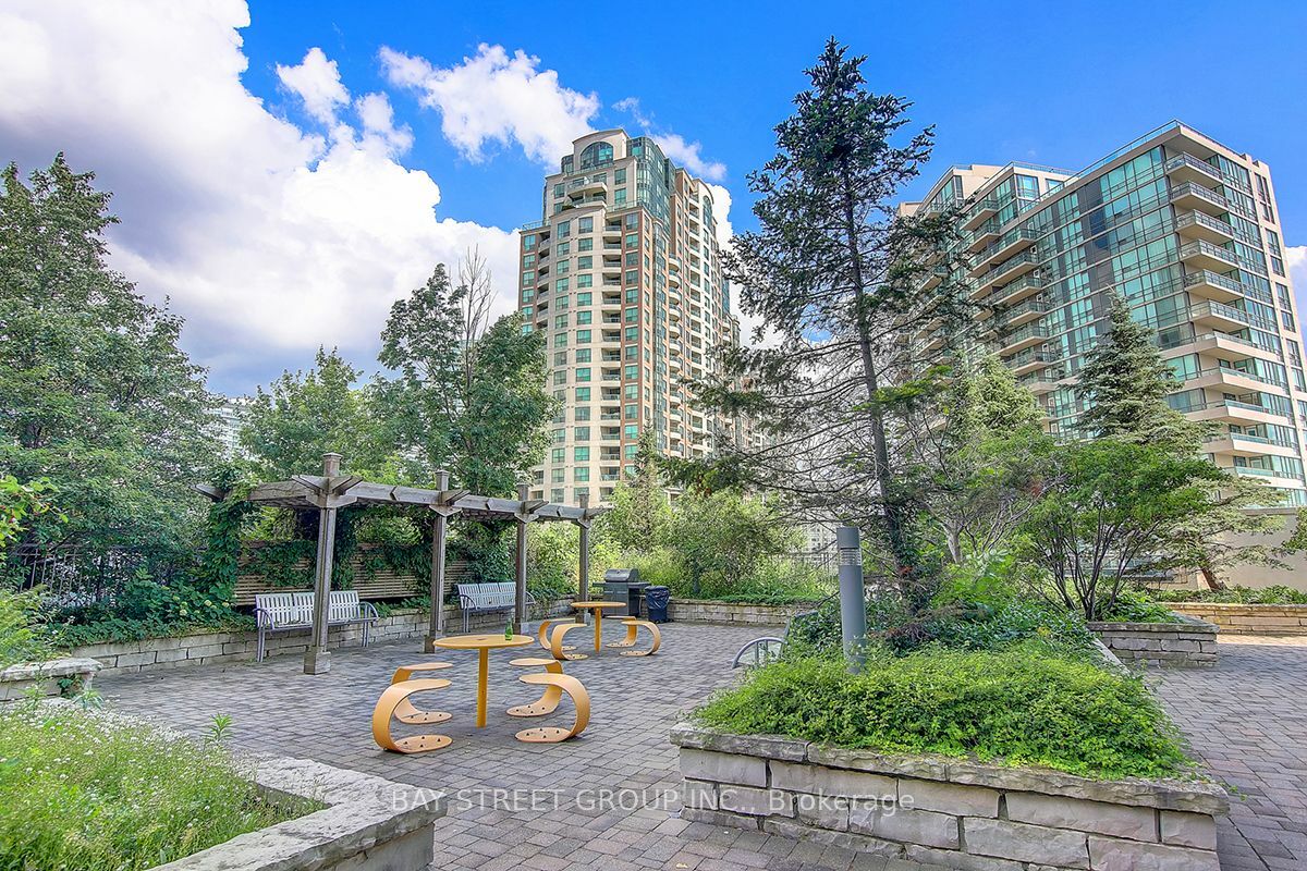 Property Photo:  15 Greenview Ave 2504  ON M2M 4M7 