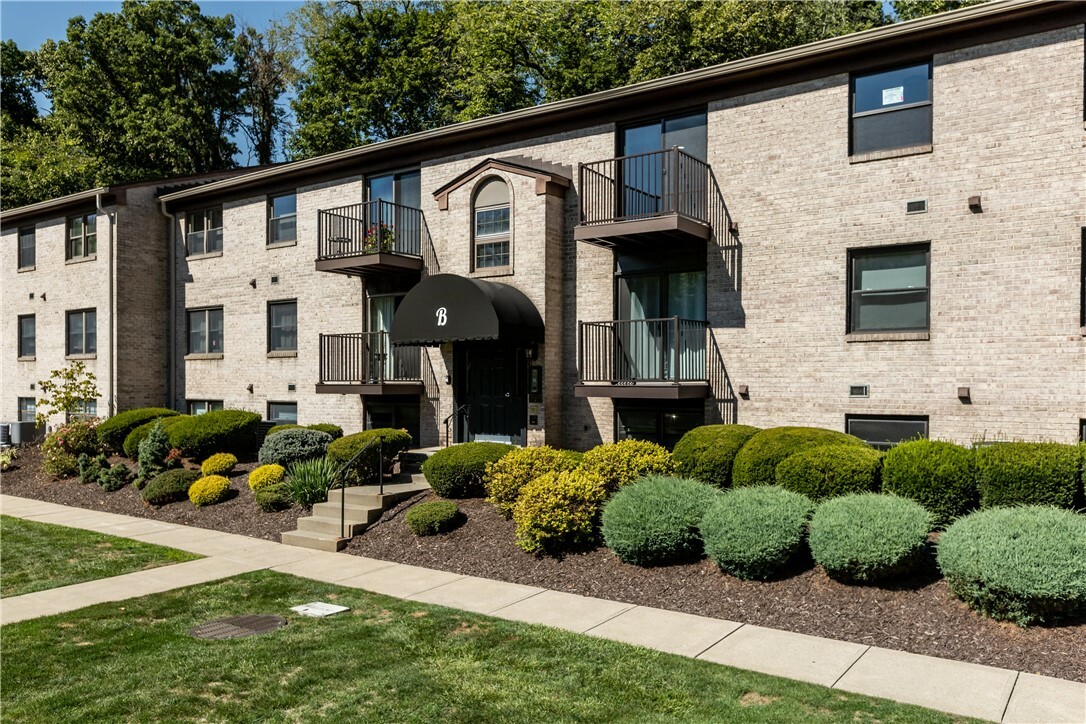 Property Photo: 300 Gilkeson Rd 10B PA 15228