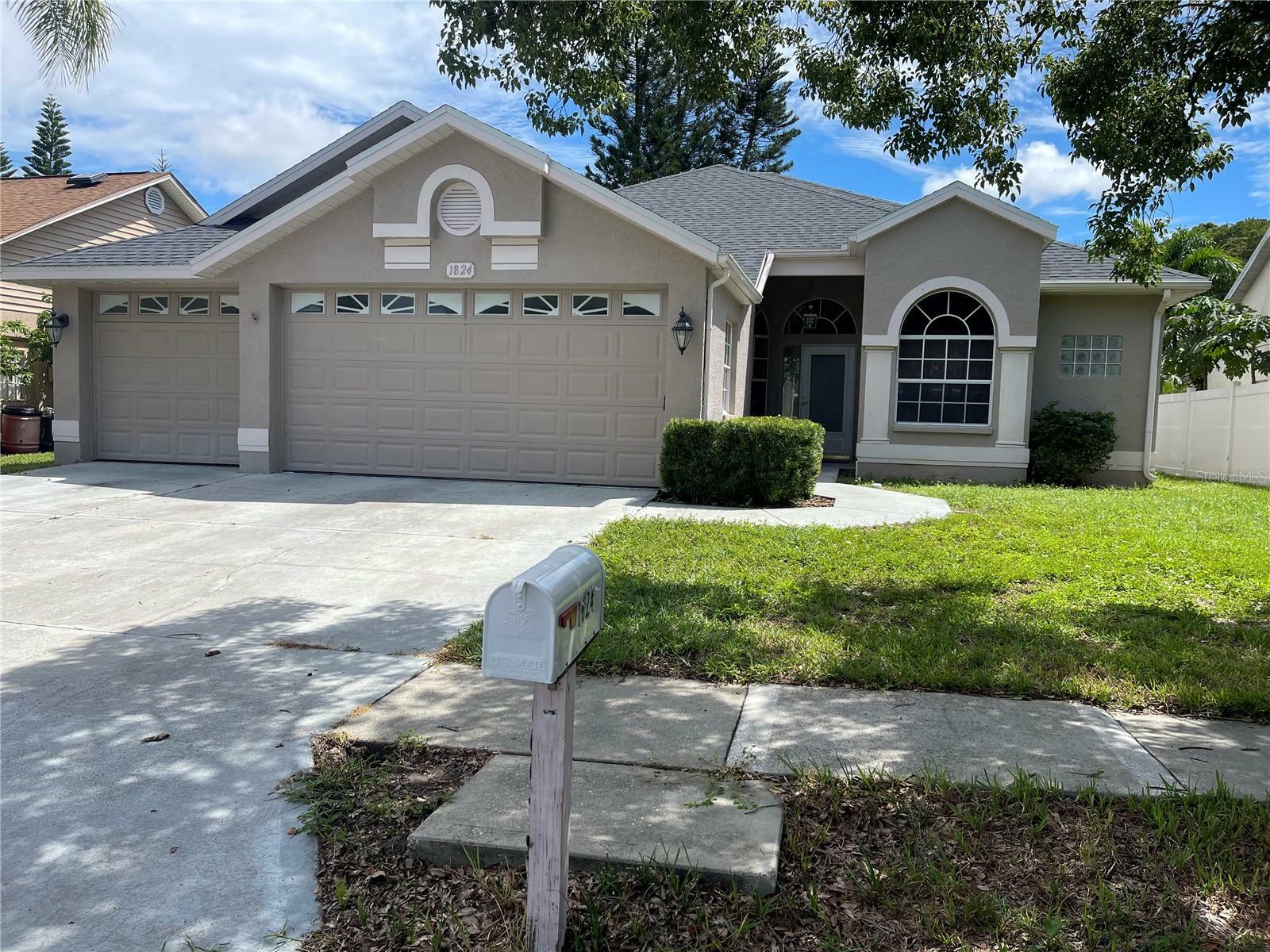 Property Photo:  1824 Wood Haven Street  FL 34689 