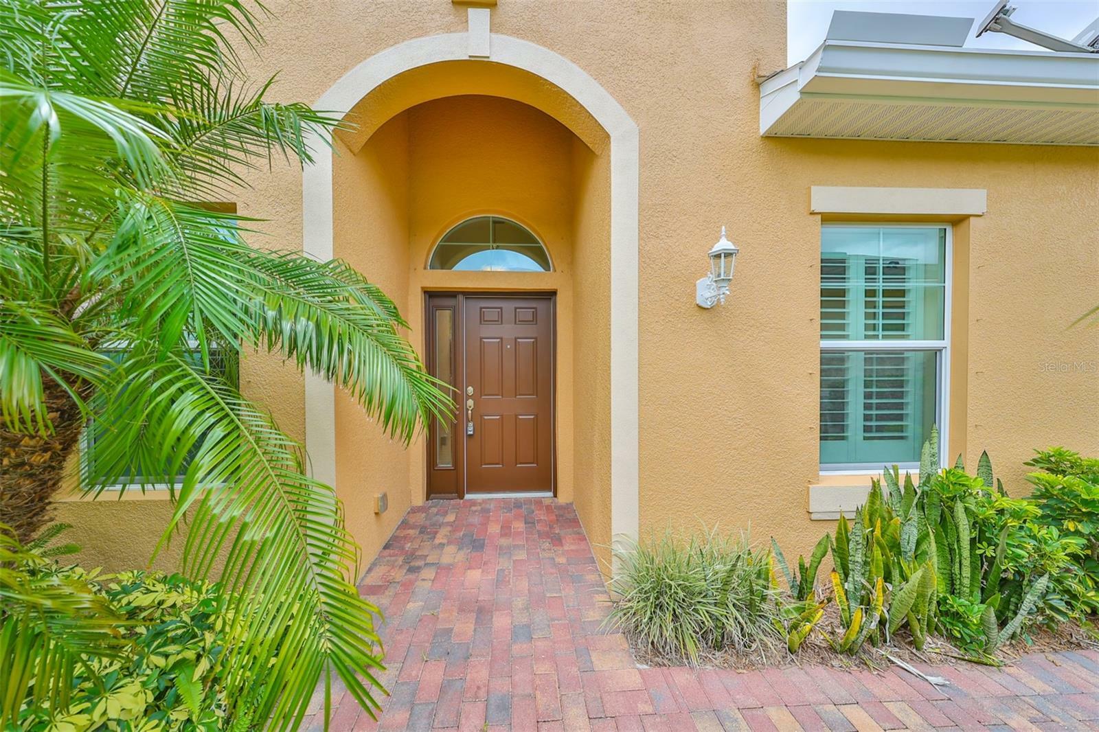 Property Photo:  625 Chipper Drive  FL 33573 