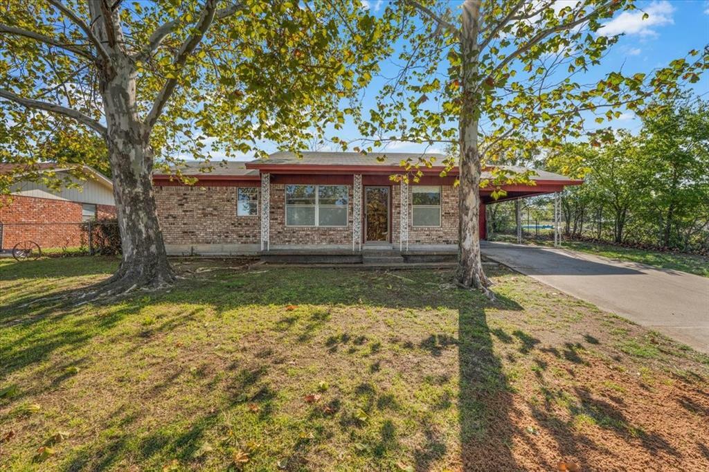 Property Photo:  1705 S Hatcher Street  TX 76234 