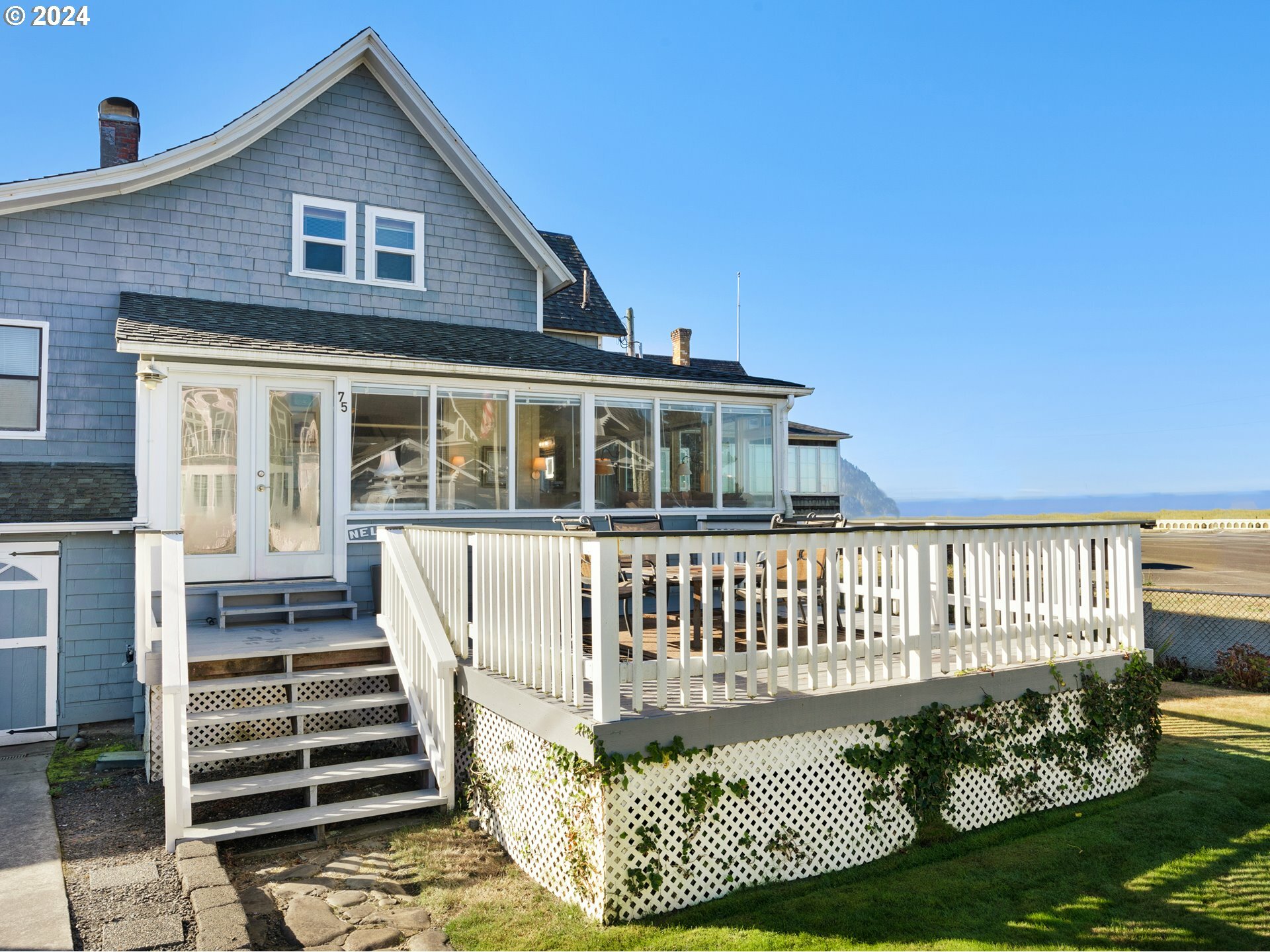 Property Photo:  75 12th Ave  OR 97138 